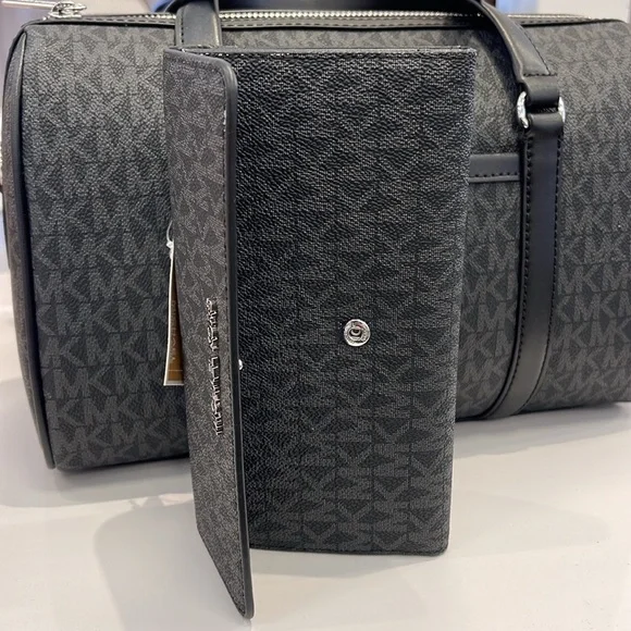 Michael Kors Jet Set Large Signature Logo Tri-Fold Wallet
Black 
NWT - Picture 6 of 16